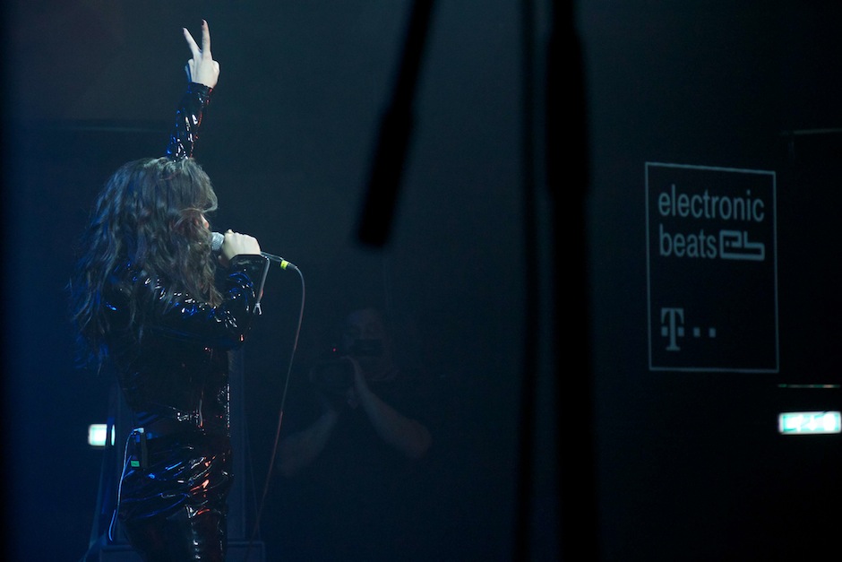 Charli-XCX-Electronic-Beats-Rolf-Wenzelf