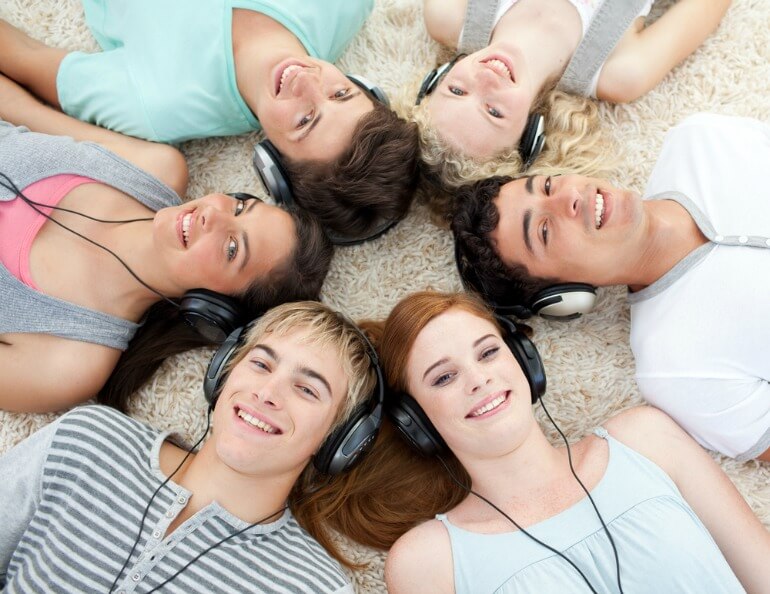 Teens-listening-to-music