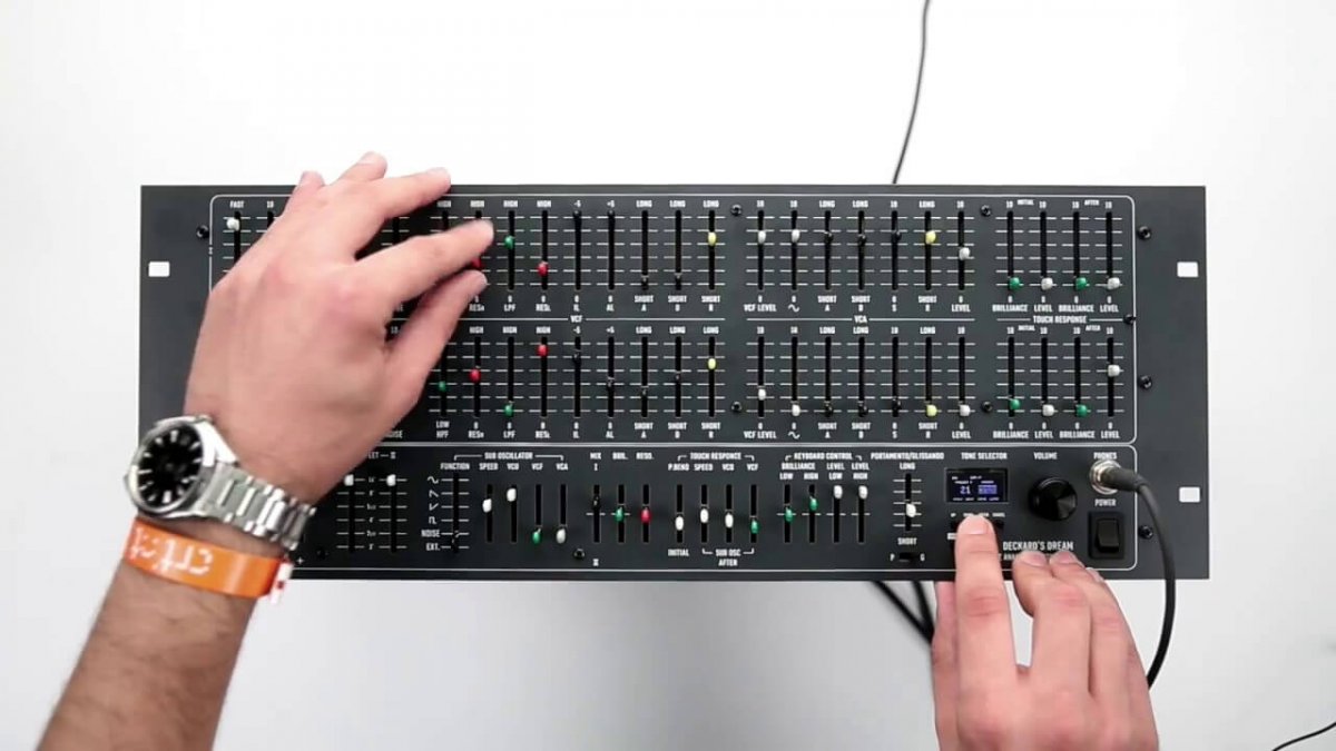 Deckards Dream 8-voice polyphonic analogue synthesizer