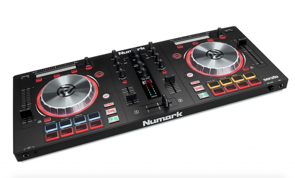 Varianta mai puțin costisitoare a pupitrului cu mixer, playere și pickupuri o reprezintă un setup cu laptop și DJ controler