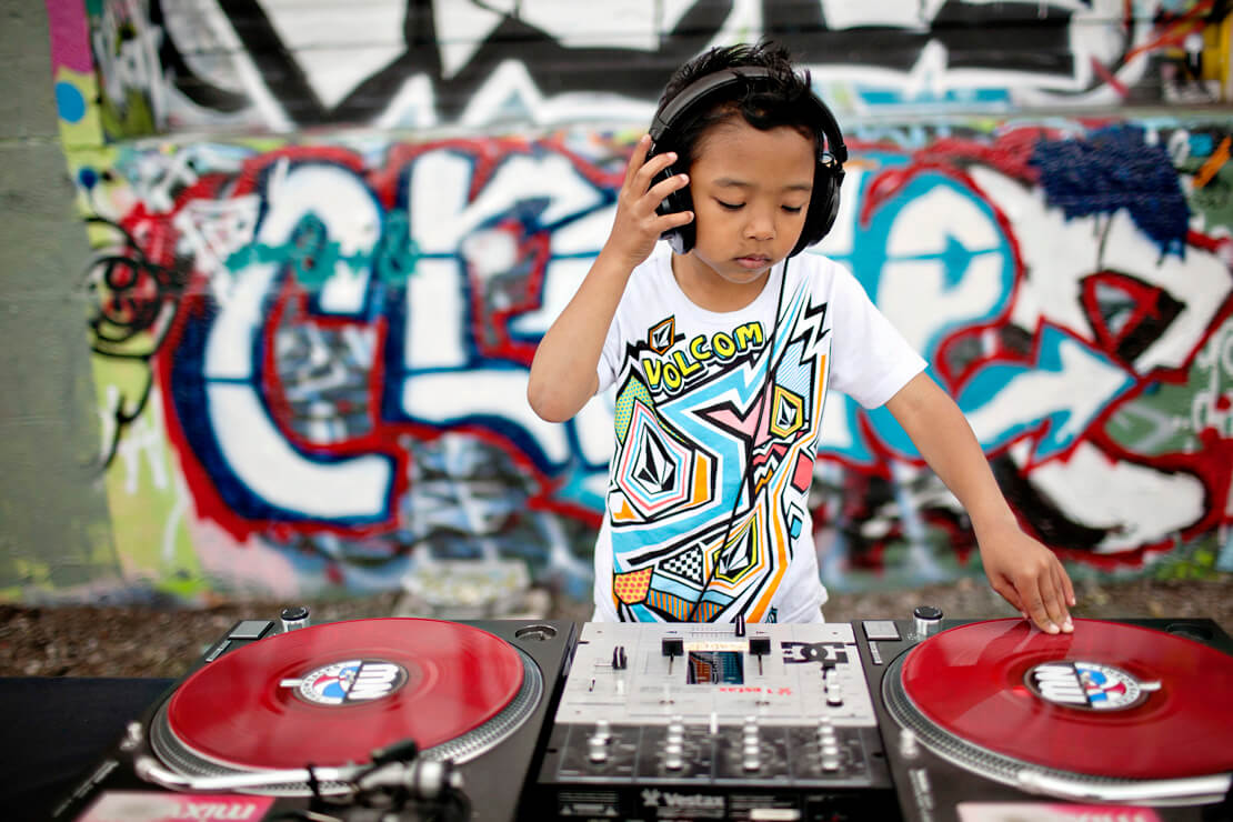 мальчик диджей