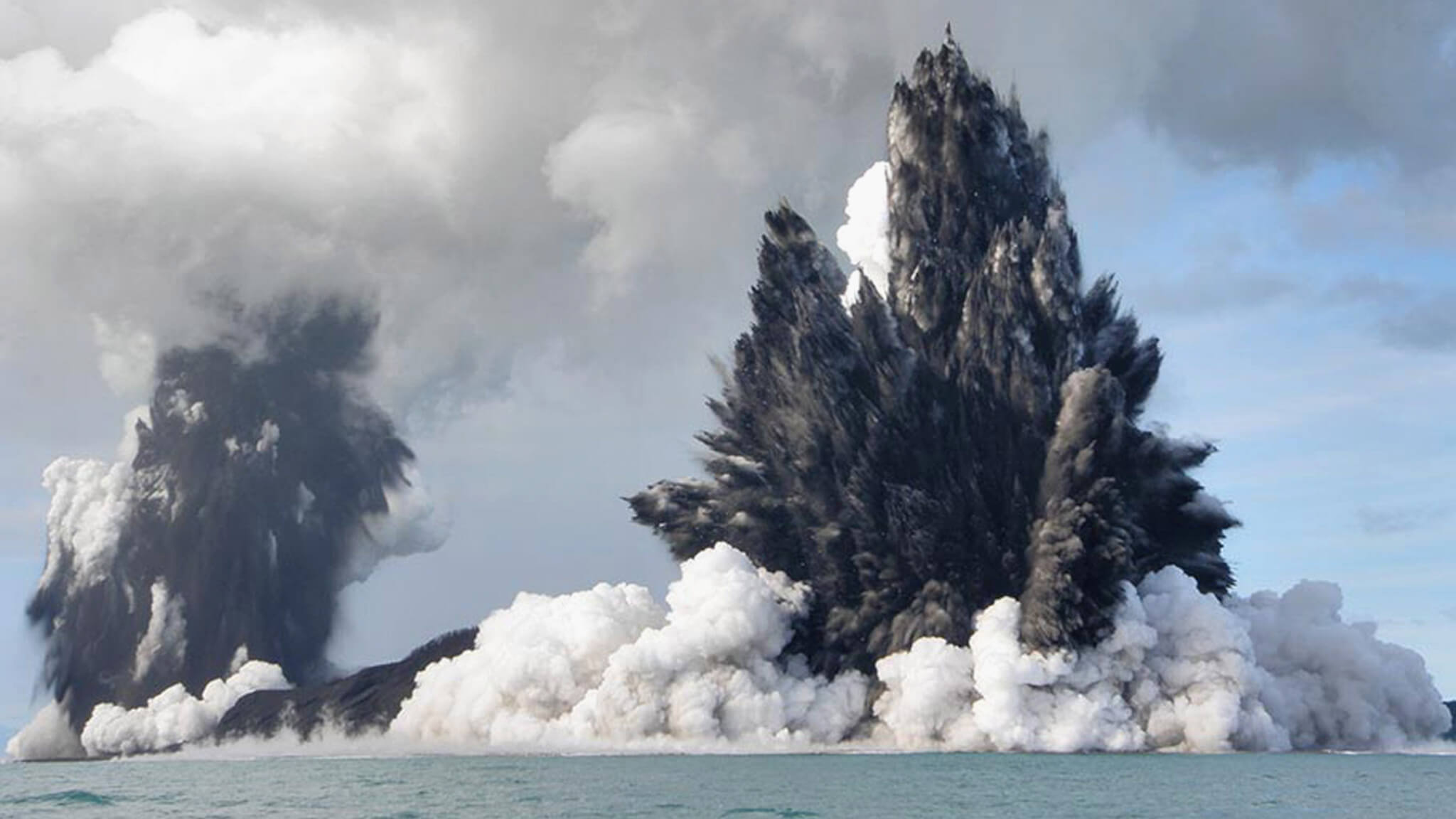 Ад в тихом океане. Извержение вулкана Хунга Тонга. Подводный вулкан извержение 2022. Извержение вулкана Тонга 2022. Извержение подводного вулкана возле архипелага Тонга..