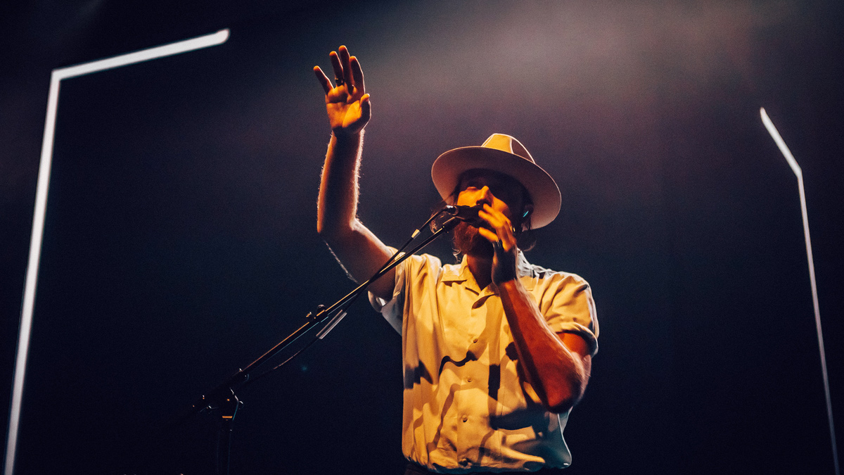 Howling at Royal-Albert-Hall by Luke Dyson