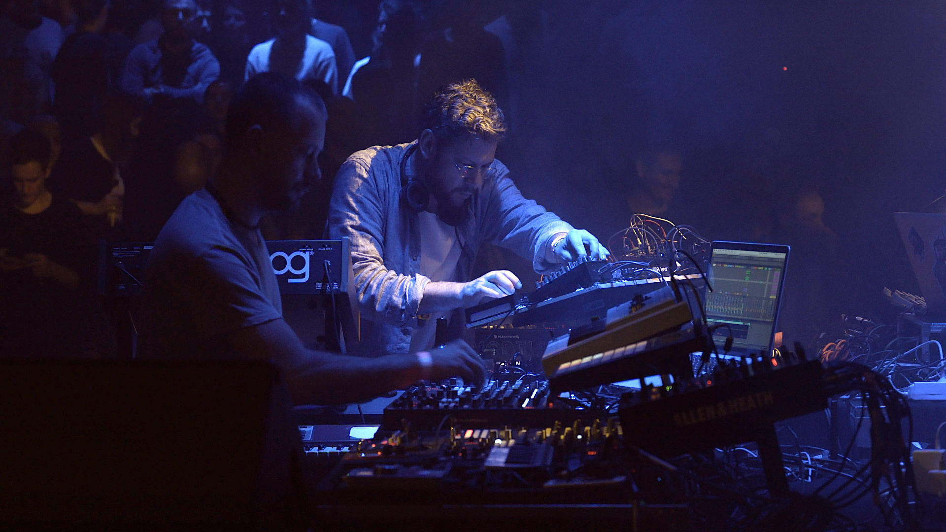 Circle клипы. Silent circle 1994. пост мэлоун circles. Post malone circles обложка.