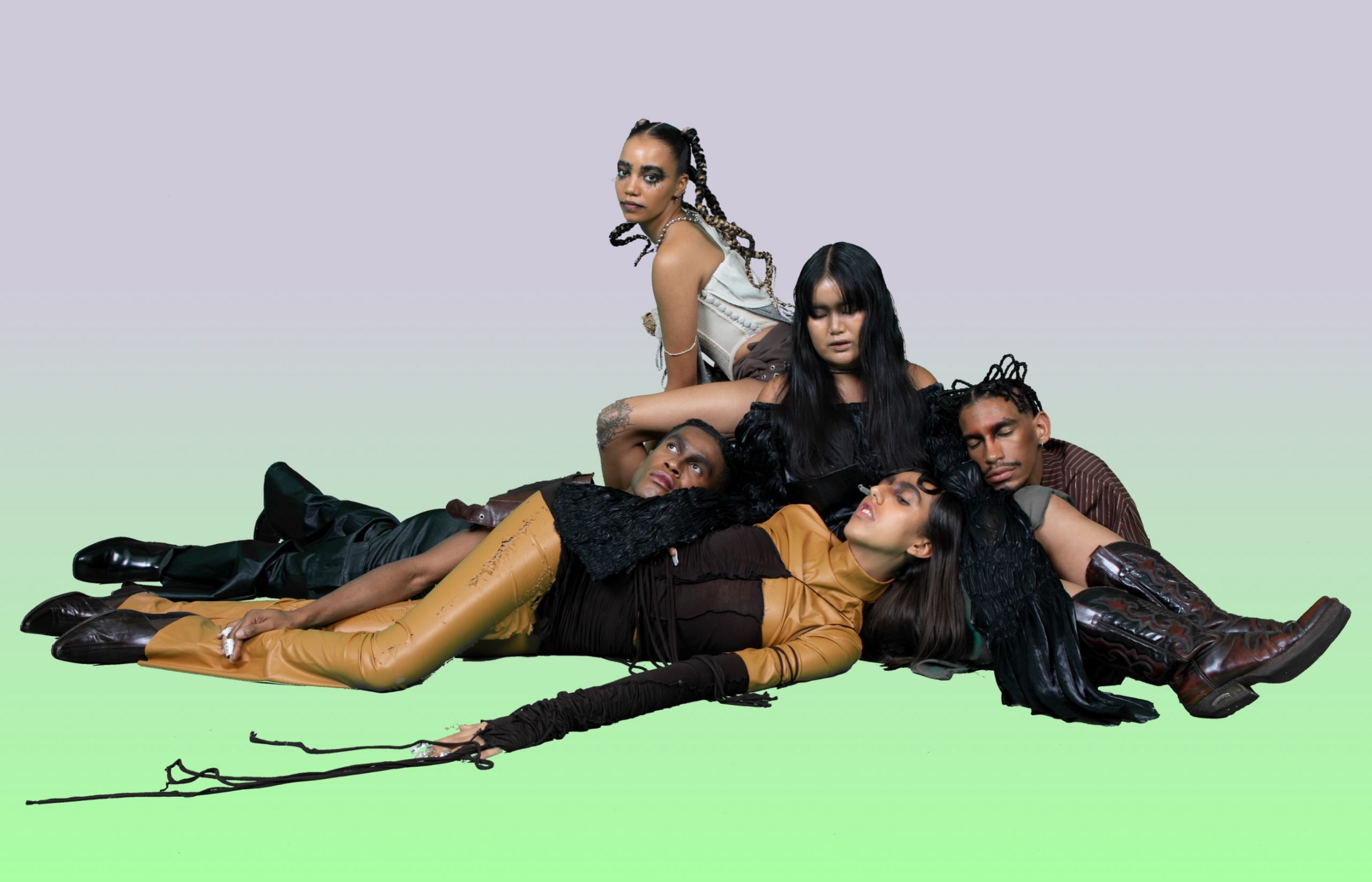 The Mother.loading collective in a group picture on a gradient background