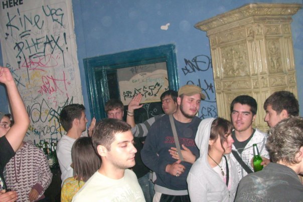 Vezi fotografii cu legendarele petreceri underground de la The Web Club |  Electronic Beats Romania