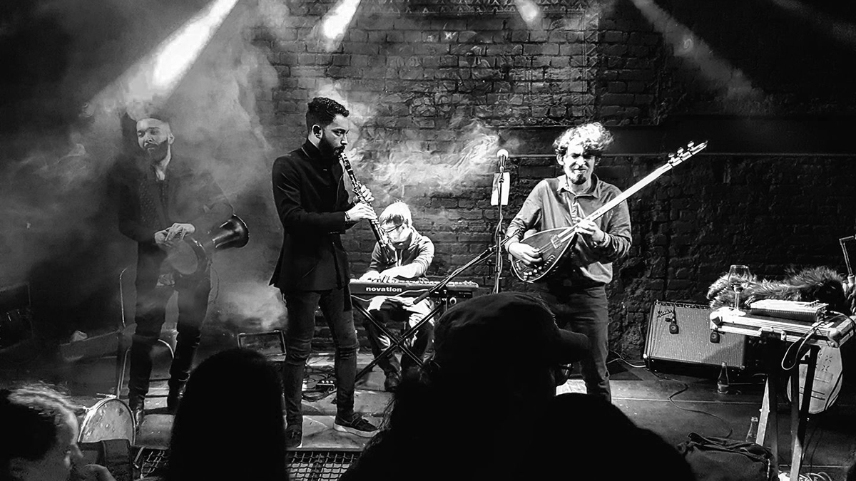 Citește un scurt interviu cu Balkan Taksim despre muzici tradiționale și sunete electronice