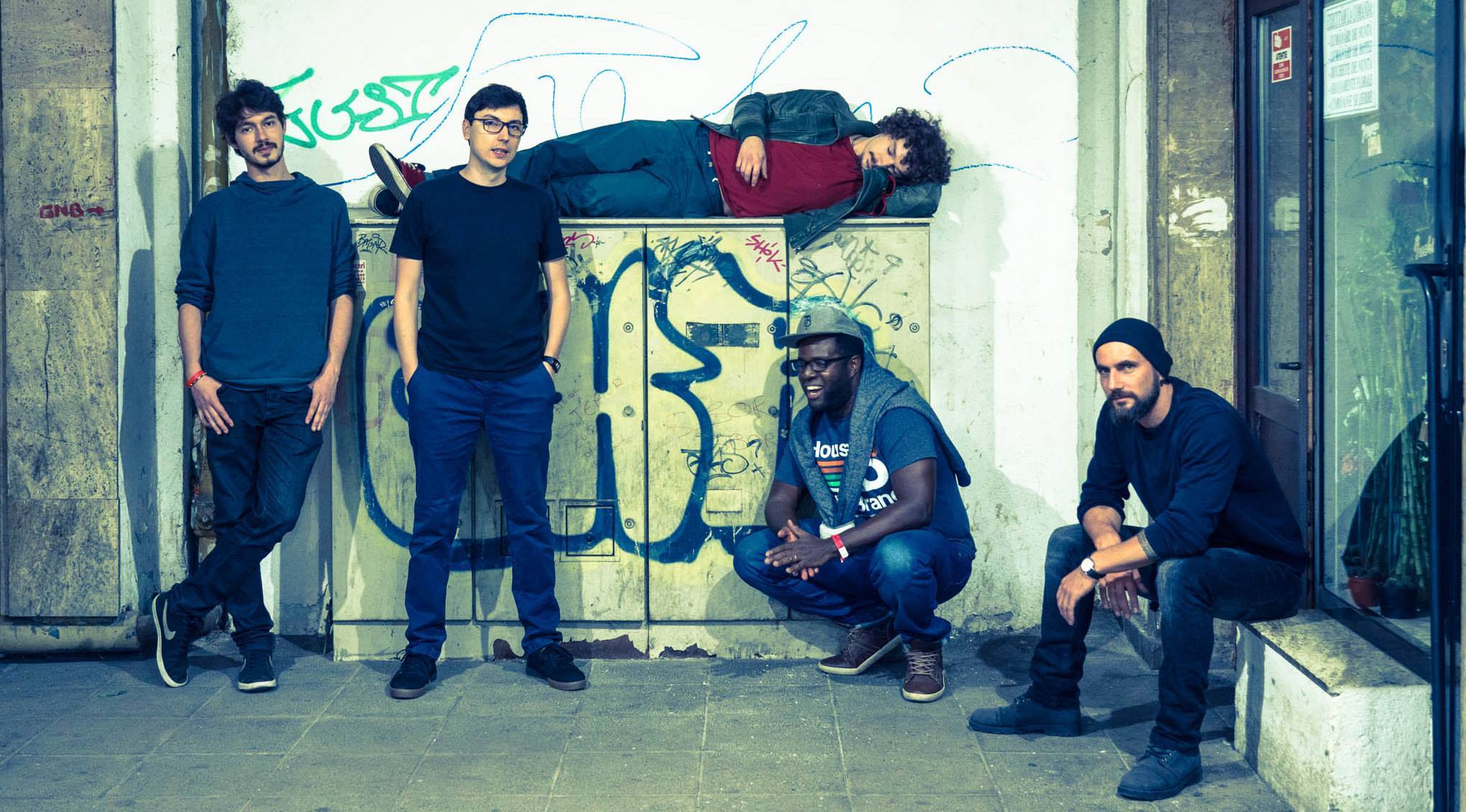 KRiSPER. De la stânga la dreapta: Alexandru Badea (tobe), Adi Stoenescu (pian), Michael Acker (bas), Harvis Cuni Padron (trompetă), Alexandru Arcuș (saxofon)