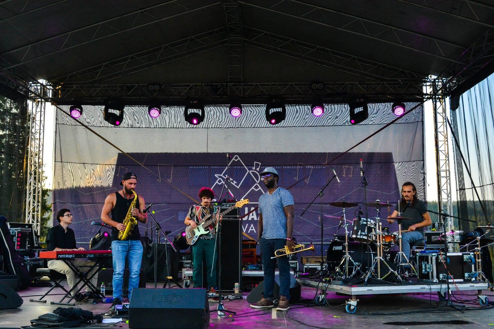 KRiSPER live. Harvis Cuni Padron (trompetă), Alexandru Arcuș (saxofon), Michael Acker (bass), Adi Stoenescu (Pian), Radu Pieloiu (tobe)